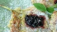 placuszki - smażone baldachy czarnego bzu z konfiturą z owoców tegoż samego.